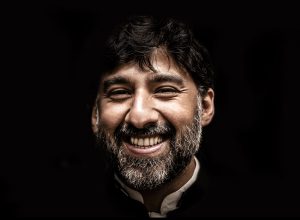 homme souriant